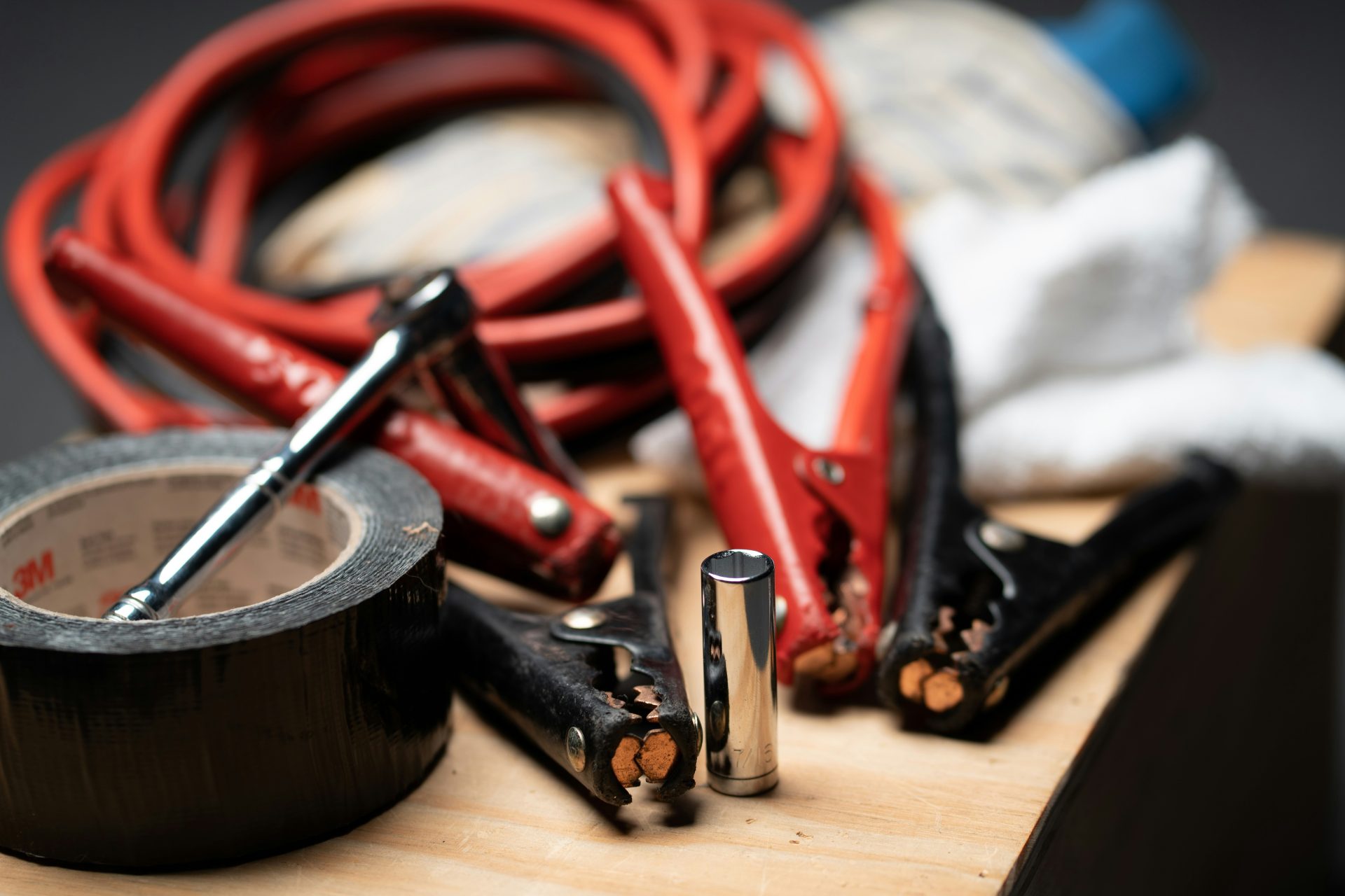 Cinta negra y cables rojos
